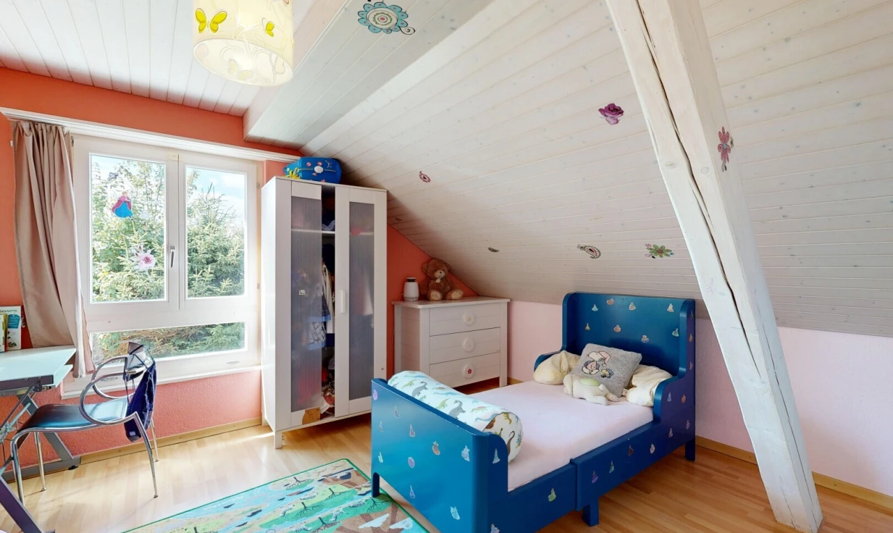 zimmer / schlafzimmer mit zusätzliches zimmer, low ceiling, niedrige decke, wood finish floor, und holzfußboden
