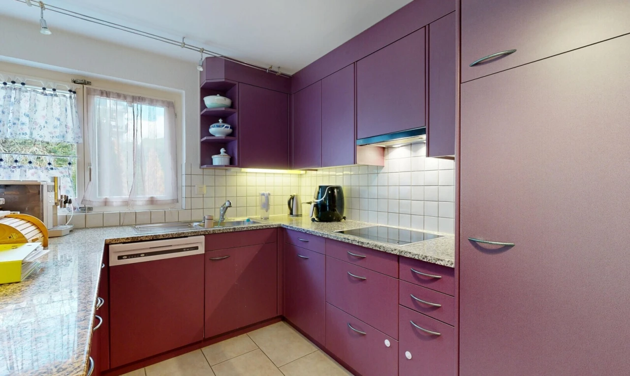 küche mit light floor, open shelves, offene regale, light countertops, und stone countertops