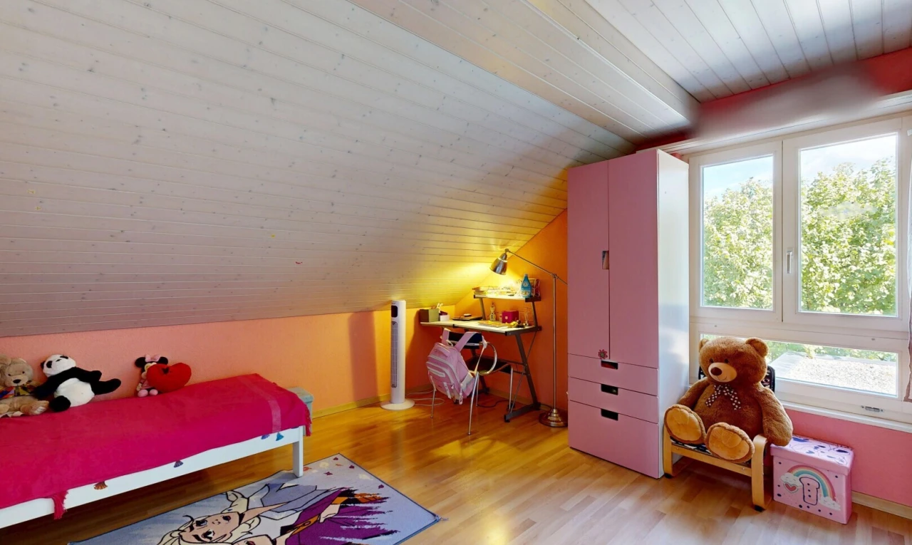 zimmer / schlafzimmer mit niedrige decke, low ceiling, dachschräge, vaulted ceiling, und holzfußboden