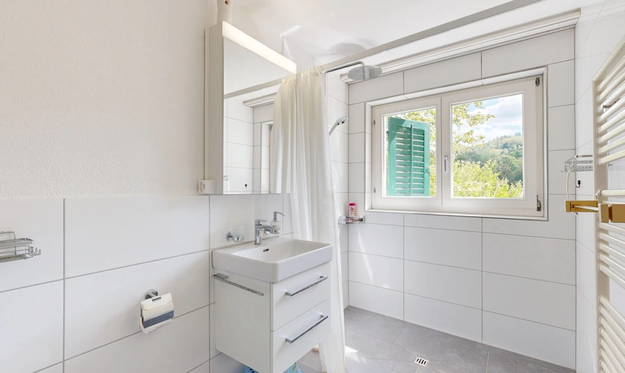 bad mit handtuchwärmer, tile wall, fliesenwand, dusche, und schminktisch