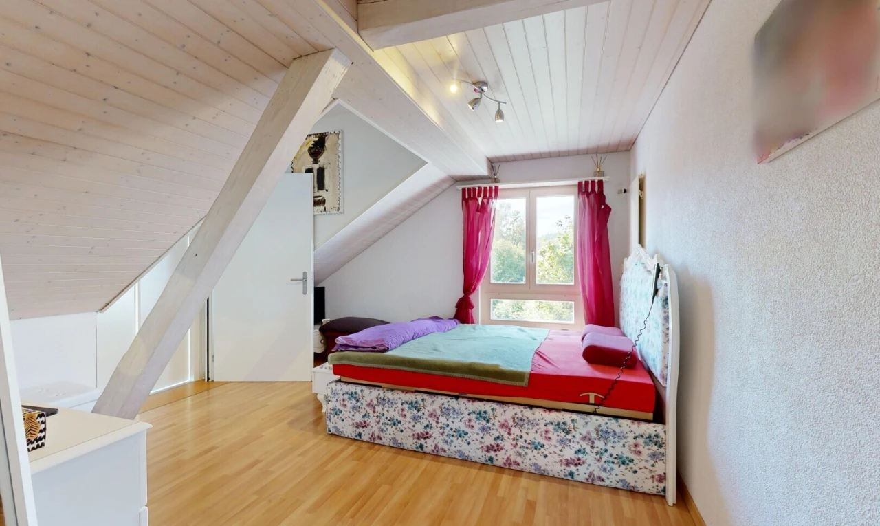 zimmer / schlafzimmer mit deckenbeleuchtung, zusätzliches zimmer, inside property, holzdecke, und wood ceiling
