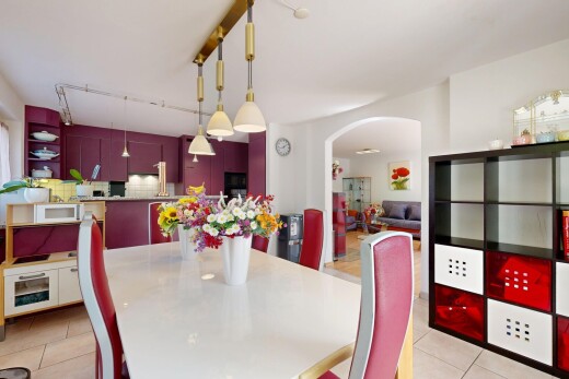 esszimmer mit gewölbte gehwege, pendelleuchte, drywall, gipskartonwand, und inside property