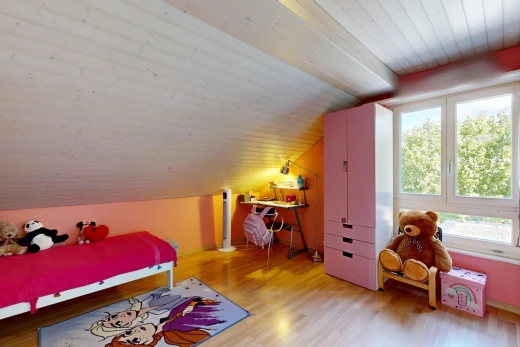 zimmer / schlafzimmer mit niedrige decke, low ceiling, dachschräge, vaulted ceiling, und holzfußboden