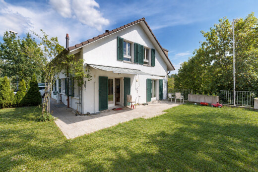 außenansicht mit property visible, rasen, from property, zaun, und day time