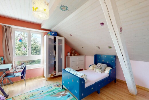 chambre avec pièce supplémentaire, low ceiling, plafond bas, wood finish floor, et sol en finition bois