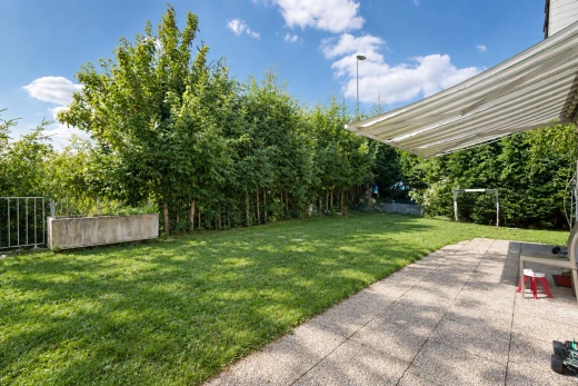 garten mit rasen, markise, zaun, from property, und day time