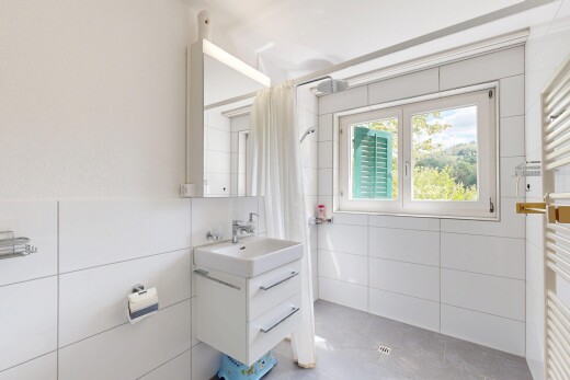 salle de bains avec chauffe-serviettes, tile wall, mur en carrelage, douche, et lavabo (ou coiffeuse selon le contexte)