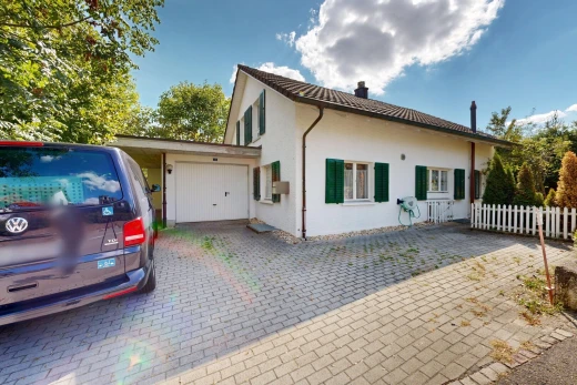 außenansicht mit garage angeschlossen, property visible, zaun, schornstein, und stuckverkleidung