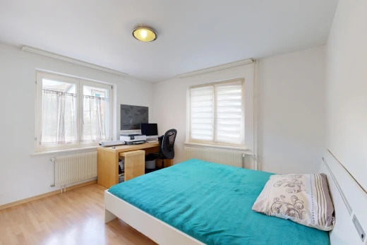 zimmer / schlafzimmer mit kühler, drywall, gipskartonwand, wood finish floor, und holzfußboden