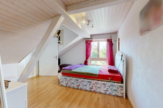 chambre avec éclairage sur rail, pièce supplémentaire, inside property, plafond en bois, et wood ceiling