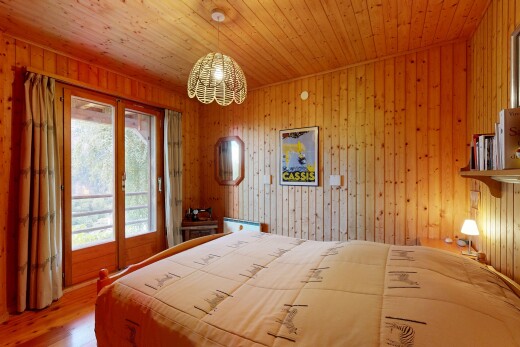 chambre avec inside property, lumière naturelle, natural light, accès à l'extérieur, et sol en finition bois