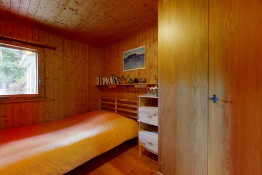 chambre avec lumière naturelle, natural light, inside property, sol en finition bois, et wood finish floor