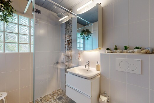 salle de bains avec douche, lavabo (ou coiffeuse selon le contexte), miroir, salle de bain complète, et tile wall