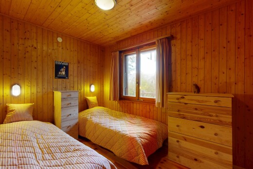 chambre avec inside property, mur en bois, wood wall, lumière naturelle, et natural light