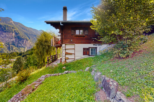 façade avec bardage en bois, mountain view, vue sur la montagne, property visible, et day time
