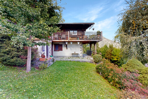 façade avec terrasse, day time, pelouse, et property visible