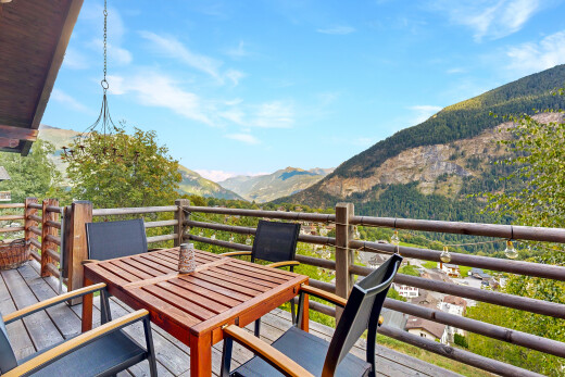 balcon avec mountain view, vue sur la montagne, day time, from property, et coin repas extérieur