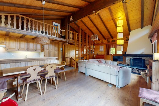 salon / salle à manger avec inside property, plafond voûté, vaulted ceiling, sol en finition bois, et wood finish floor