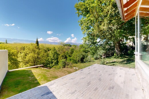 terrasse mit rasen und terrasse