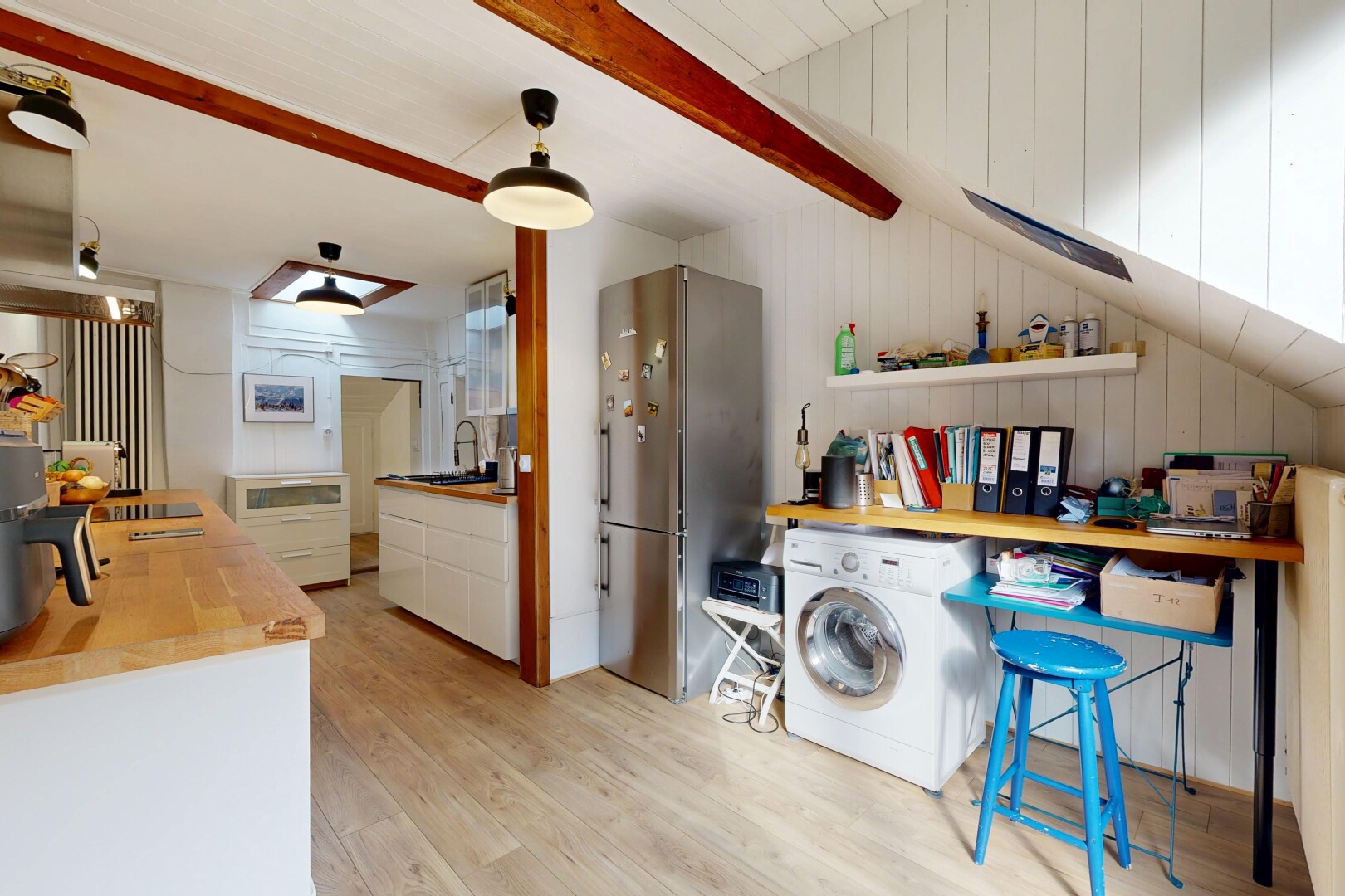 küche mit arbeitsfläche, tumbler, kühlschrank, holzfußboden, und wood finish floor