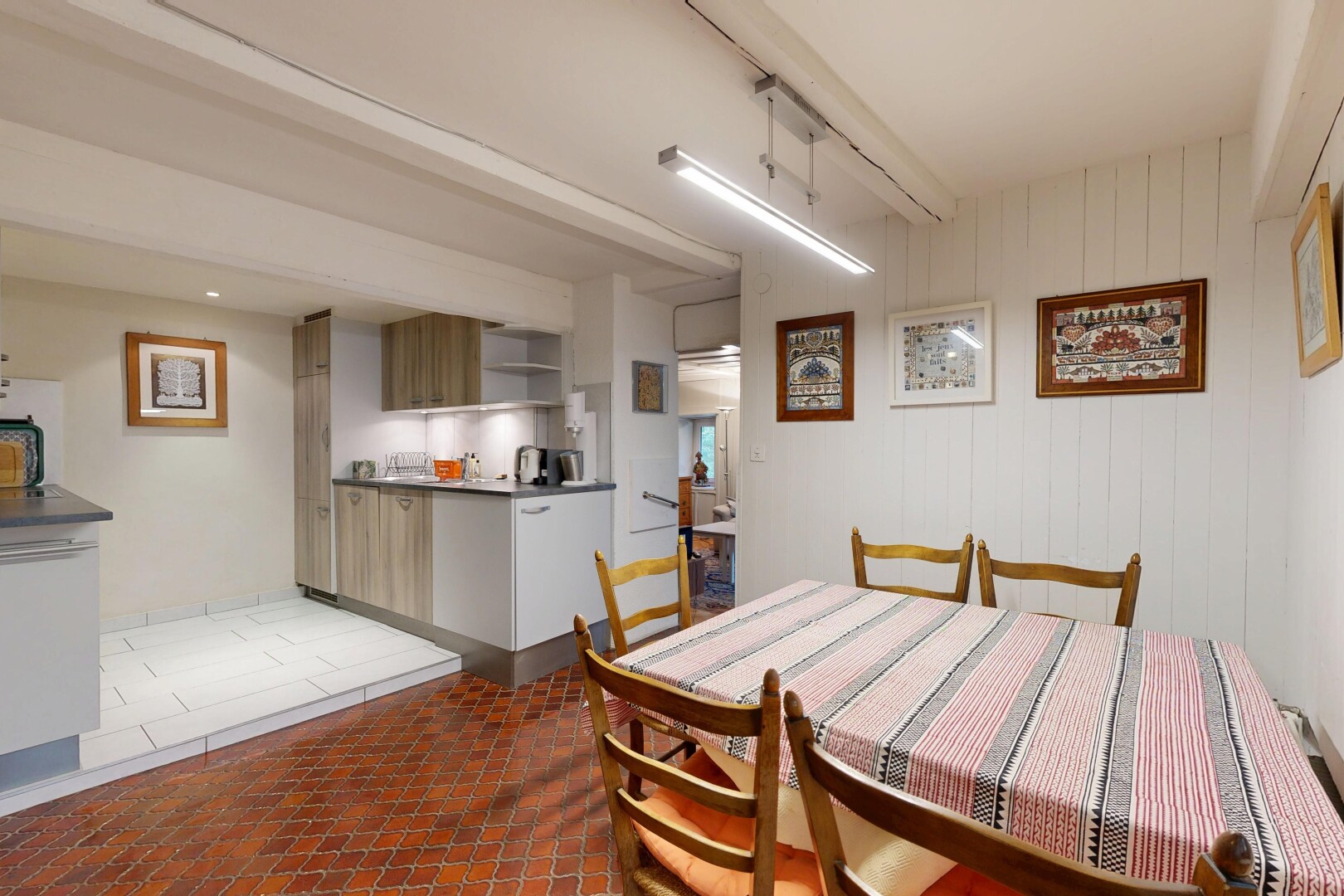 esszimmer mit inside property, balkendecke, beamed ceiling, ziegelfußboden, und brick finish floor