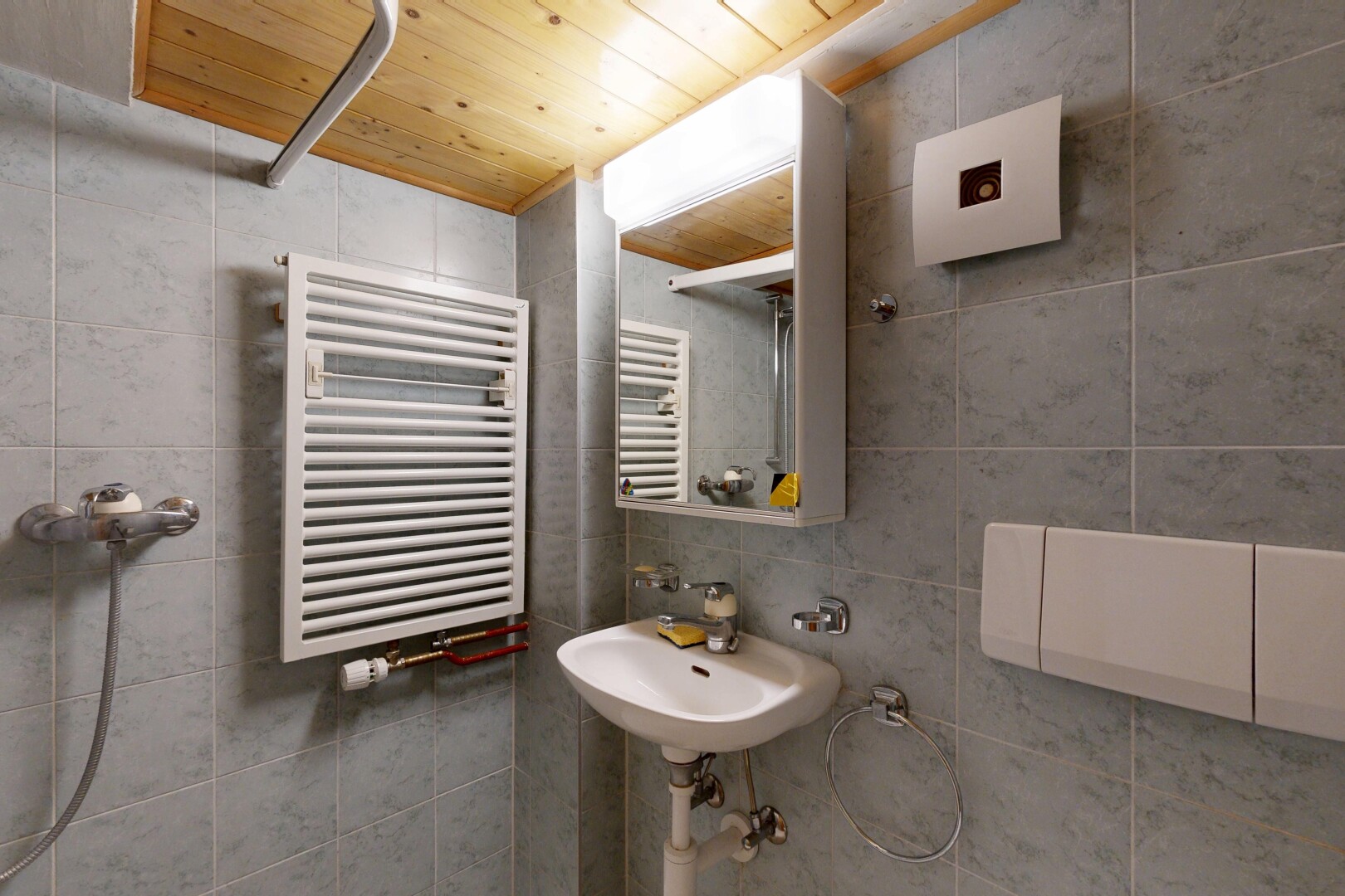 bad mit kühler, fliesenwand, tile wall, inside property, und handtuchwärmer