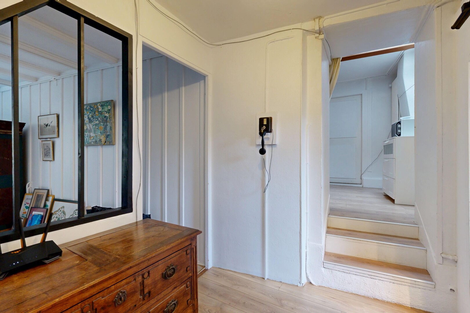 zimmer / schlafzimmer mit inside property, holzfußboden, wood finish floor, gipskartonwand, und drywall