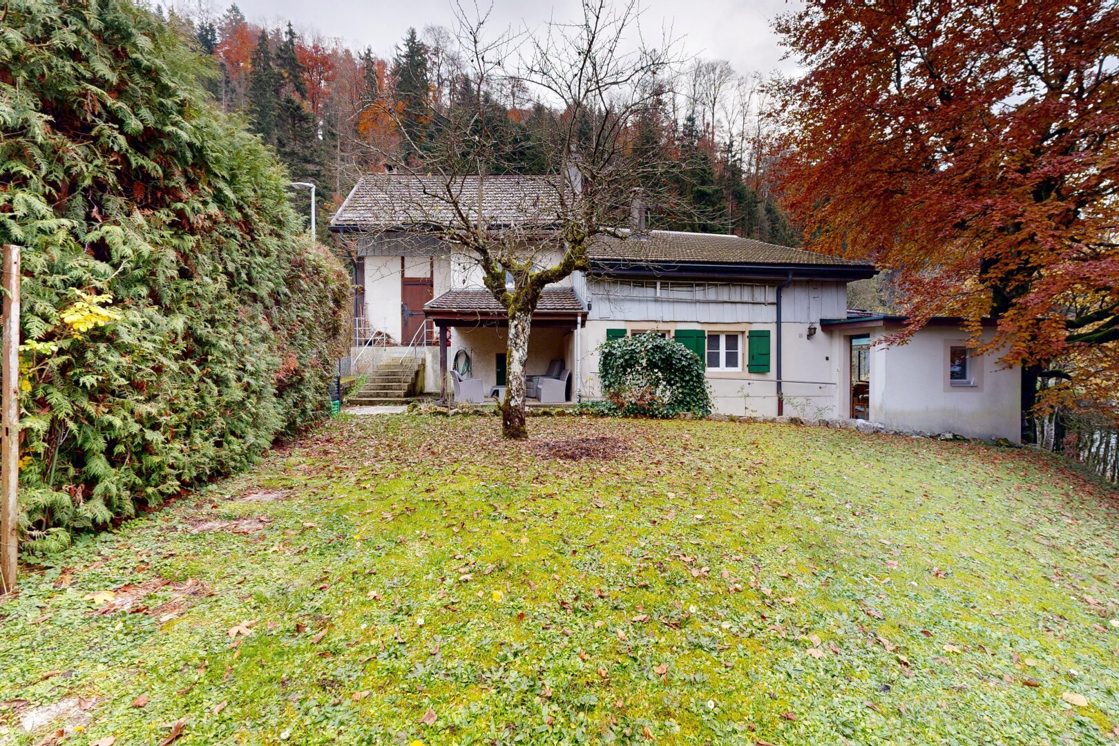 außenansicht mit rasen, property visible, und overcast