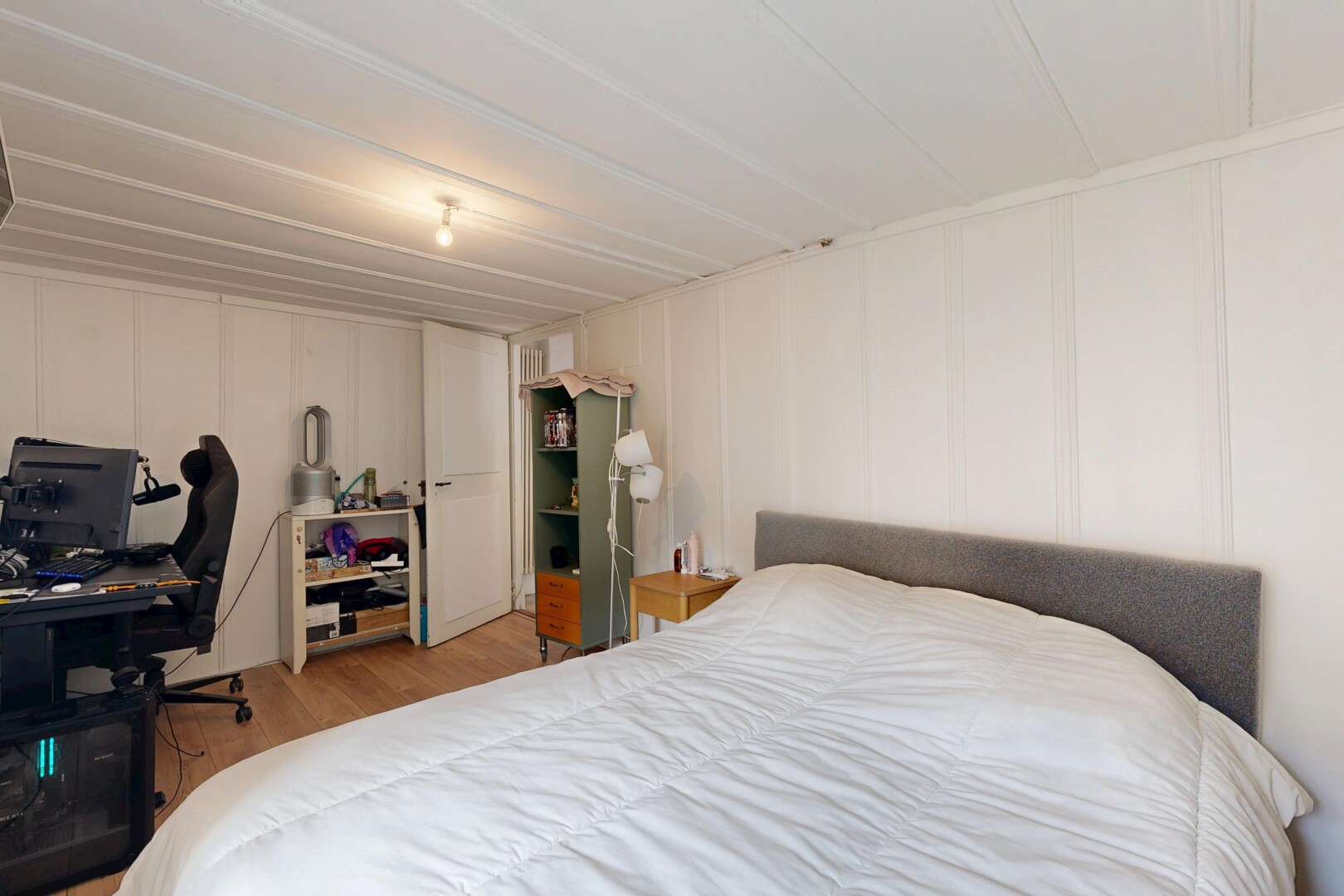 zimmer / schlafzimmer mit inside property, paneling wall, wandvertäfelung, bürobereich, und wood finish floor