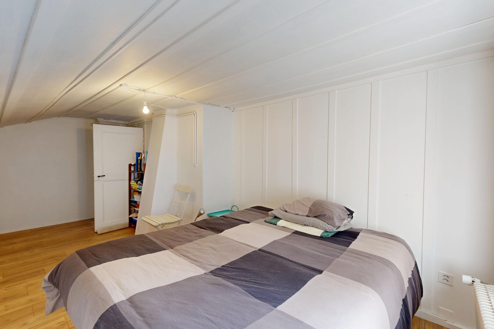zimmer / schlafzimmer mit wood finish floor, holzfußboden, inside property, paneling wall, und wandvertäfelung