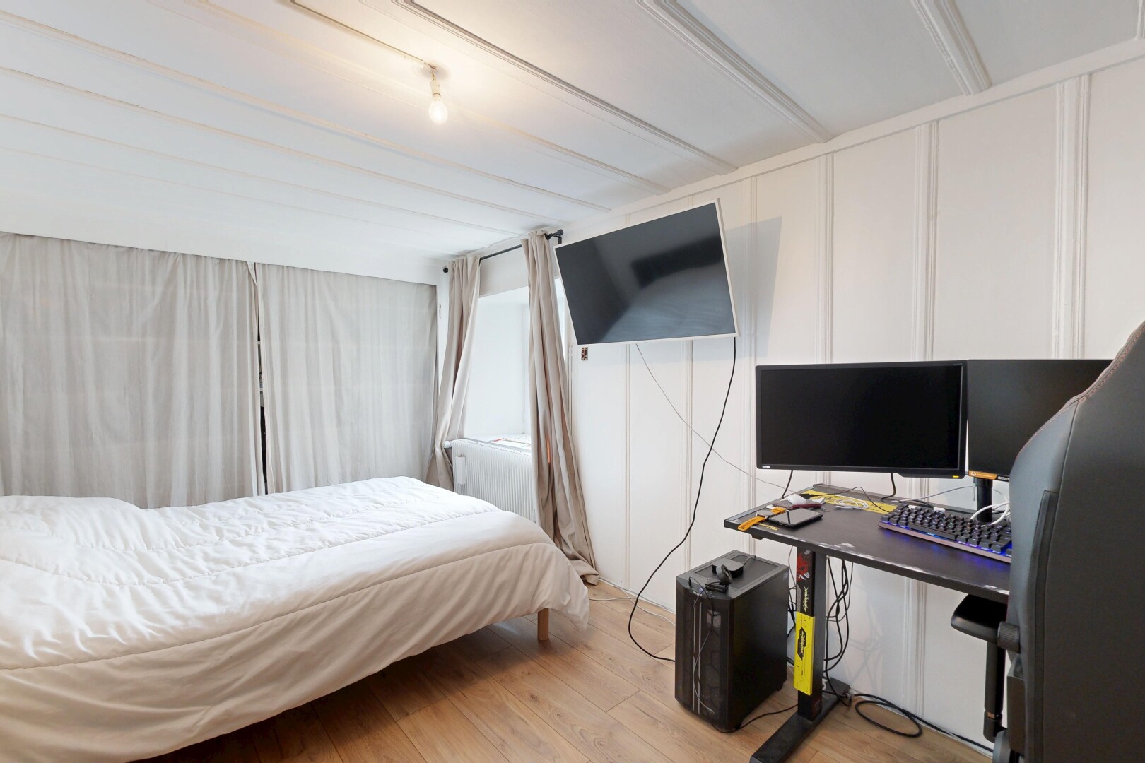 zimmer / schlafzimmer mit bürobereich, fernseher, wood finish floor, holzfußboden, und inside property