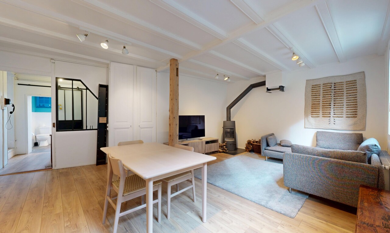 wohn- / esszimmer mit track lighting, deckenbeleuchtung, fernseher, wood finish floor, und holzfußboden