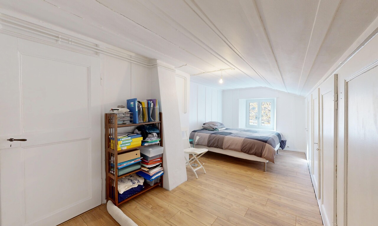 zimmer / schlafzimmer mit wood finish floor, holzfußboden, natural light, natürliches licht, und inside property