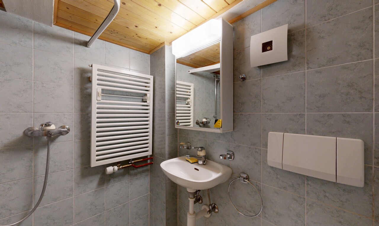 bad mit kühler, fliesenwand, tile wall, inside property, und handtuchwärmer