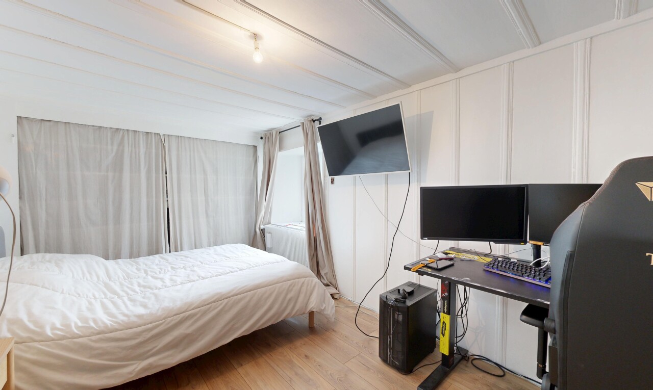 zimmer / schlafzimmer mit bürobereich, fernseher, wood finish floor, holzfußboden, und inside property