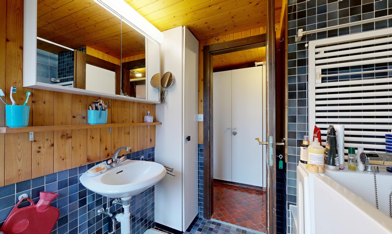 bad mit spiegel, inside property, komplettes badezimmer, bad, und wood ceiling