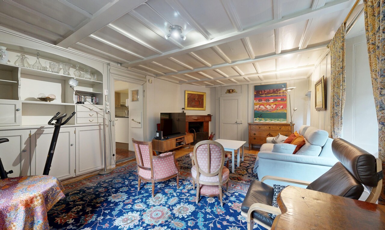 wohnzimmer mit fernseher, inside property, wood finish floor, und holzfußboden