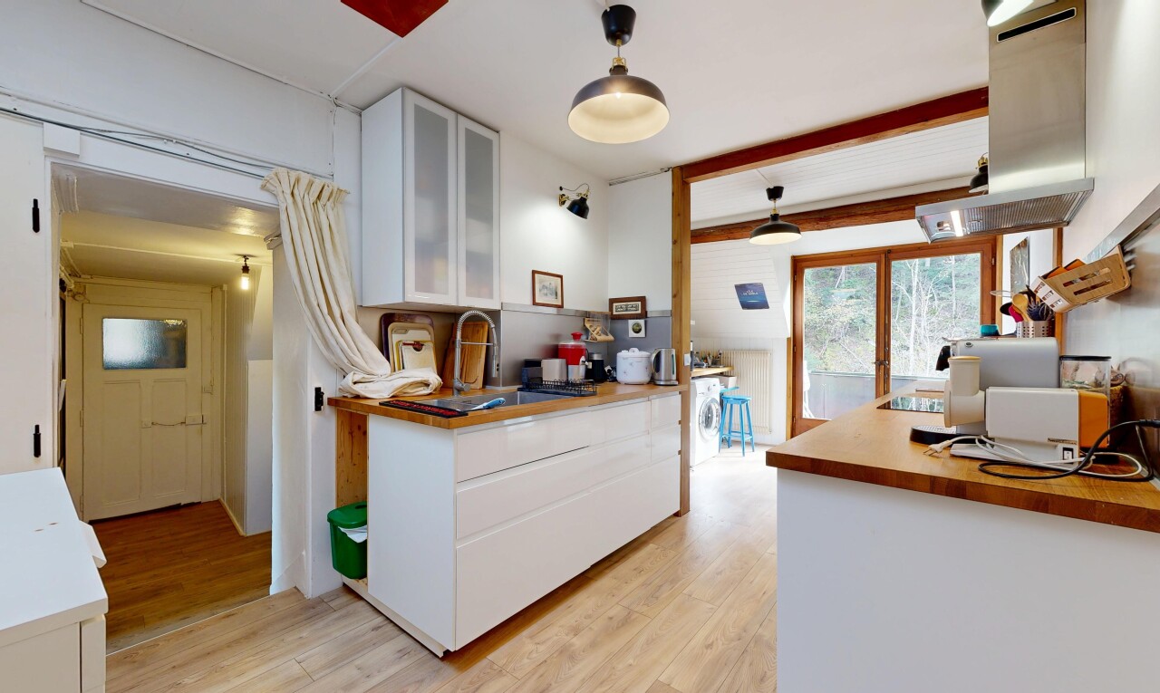 küche mit weiße schränke, bürobereich, natural light, natürliches licht, und wood finish floor