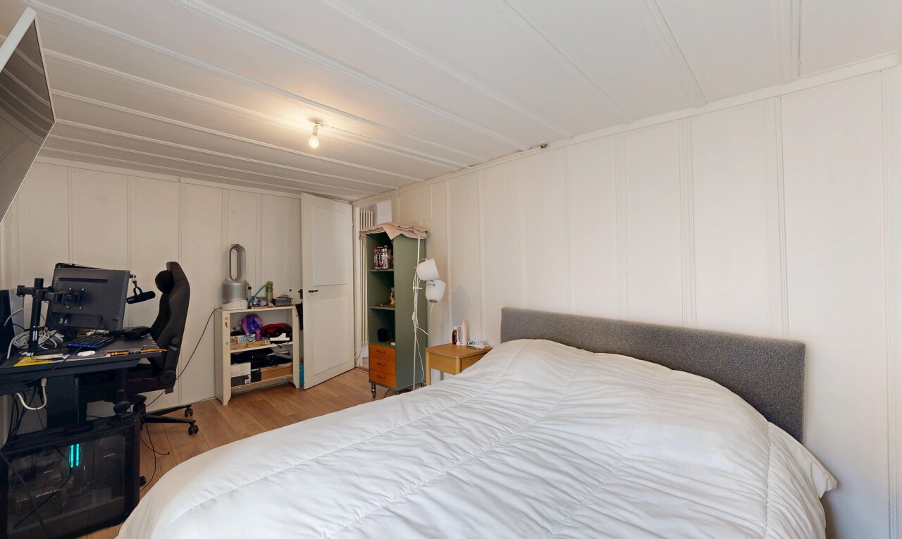 zimmer / schlafzimmer mit inside property, paneling wall, wandvertäfelung, bürobereich, und wood finish floor