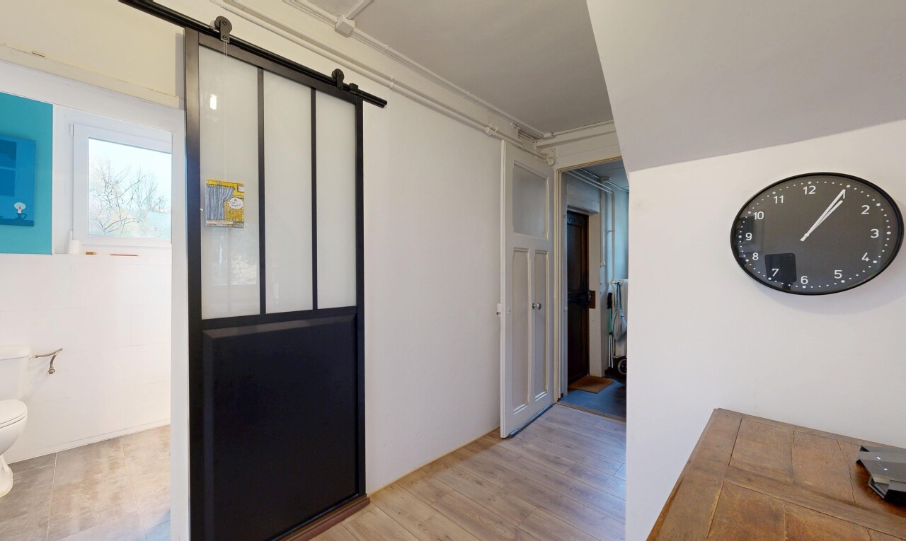 halle / korridor mit bauernhaustür, inside property, gipskartonwand, drywall, und holzfußboden