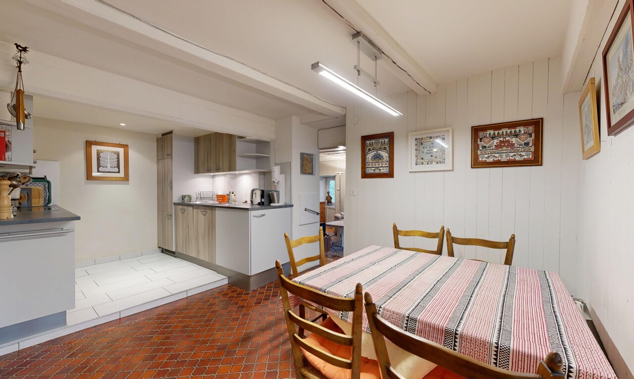 esszimmer mit inside property, balkendecke, beamed ceiling, ziegelfußboden, und brick finish floor