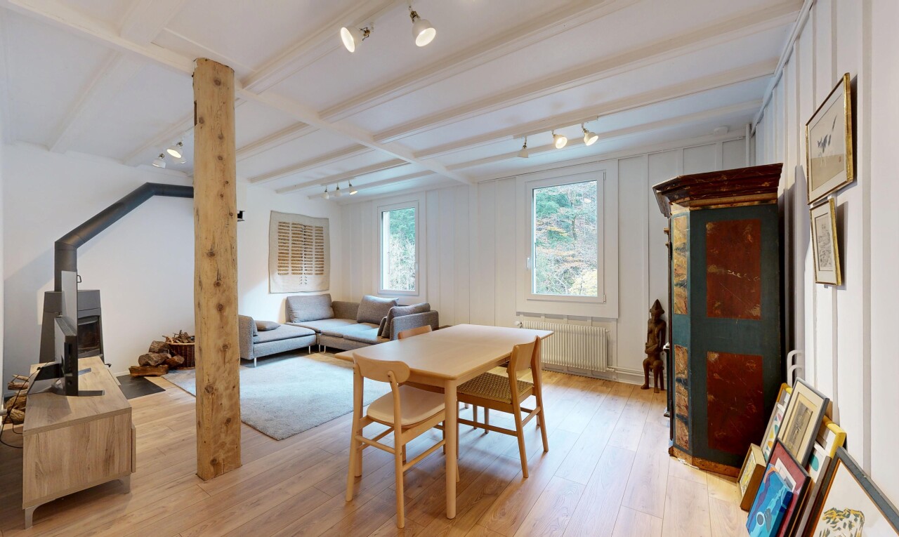 wohn- / esszimmer mit kühler, wood finish floor, holzfußboden, natural light, und natürliches licht