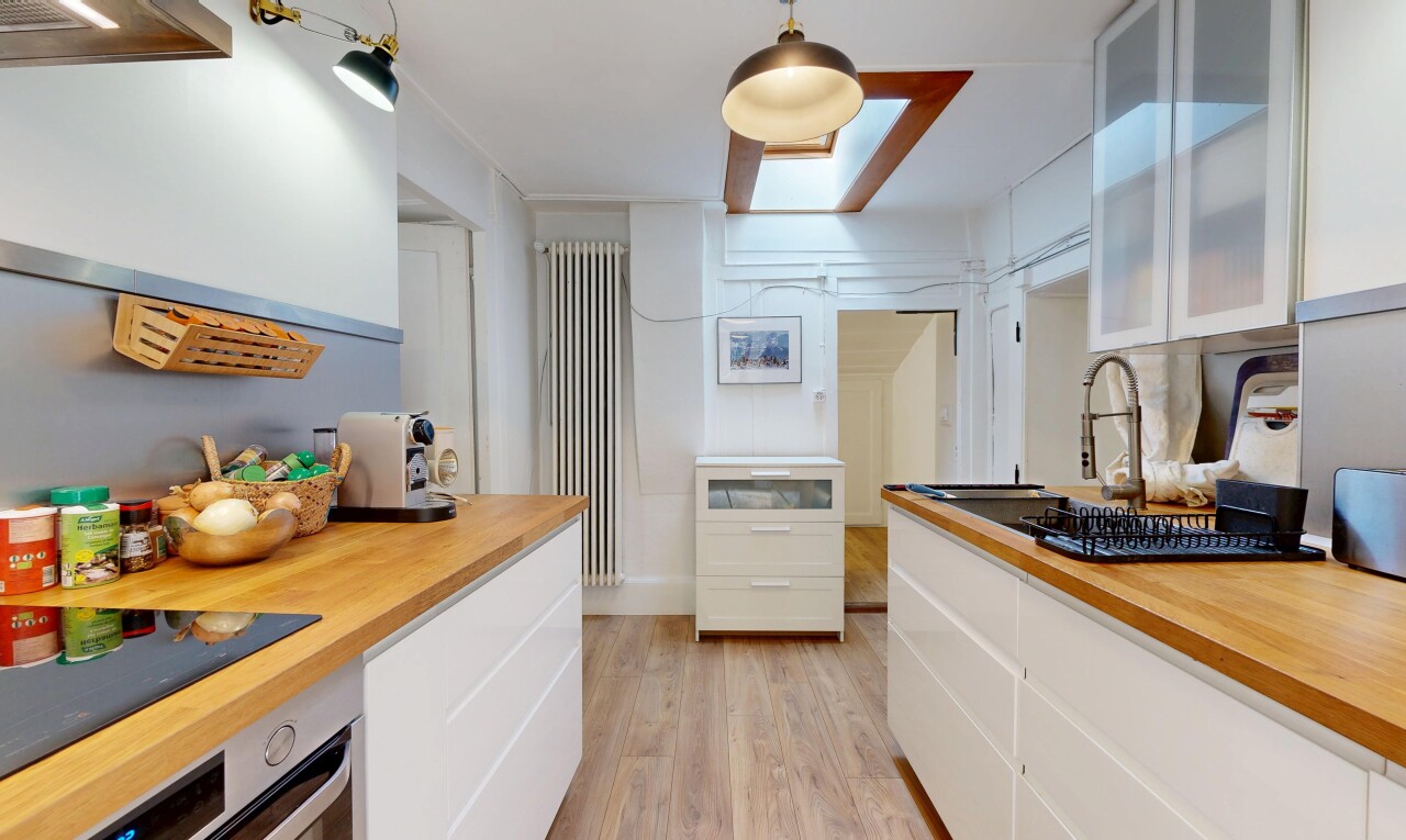 küche mit holzfußboden, wood finish floor, weiße schränke, ofen, und inside property