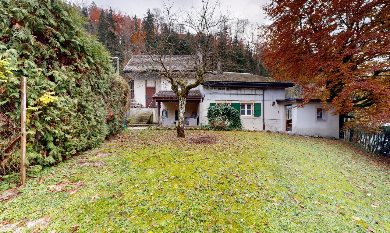 außenansicht mit rasen, property visible, und overcast