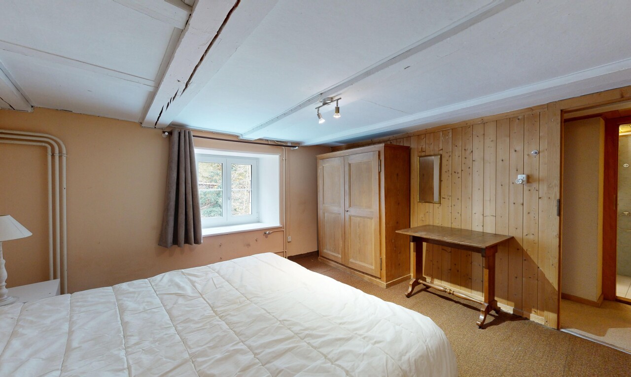 zimmer / schlafzimmer mit carpet, teppich, natural light, natürliches licht, und inside property