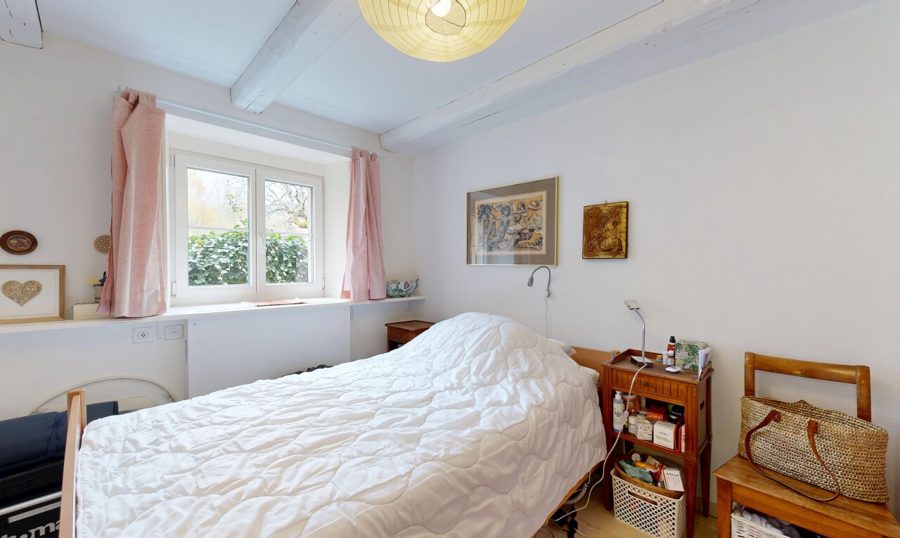 zimmer / schlafzimmer mit beamed ceiling, balkendecke, drywall, gipskartonwand, und inside property