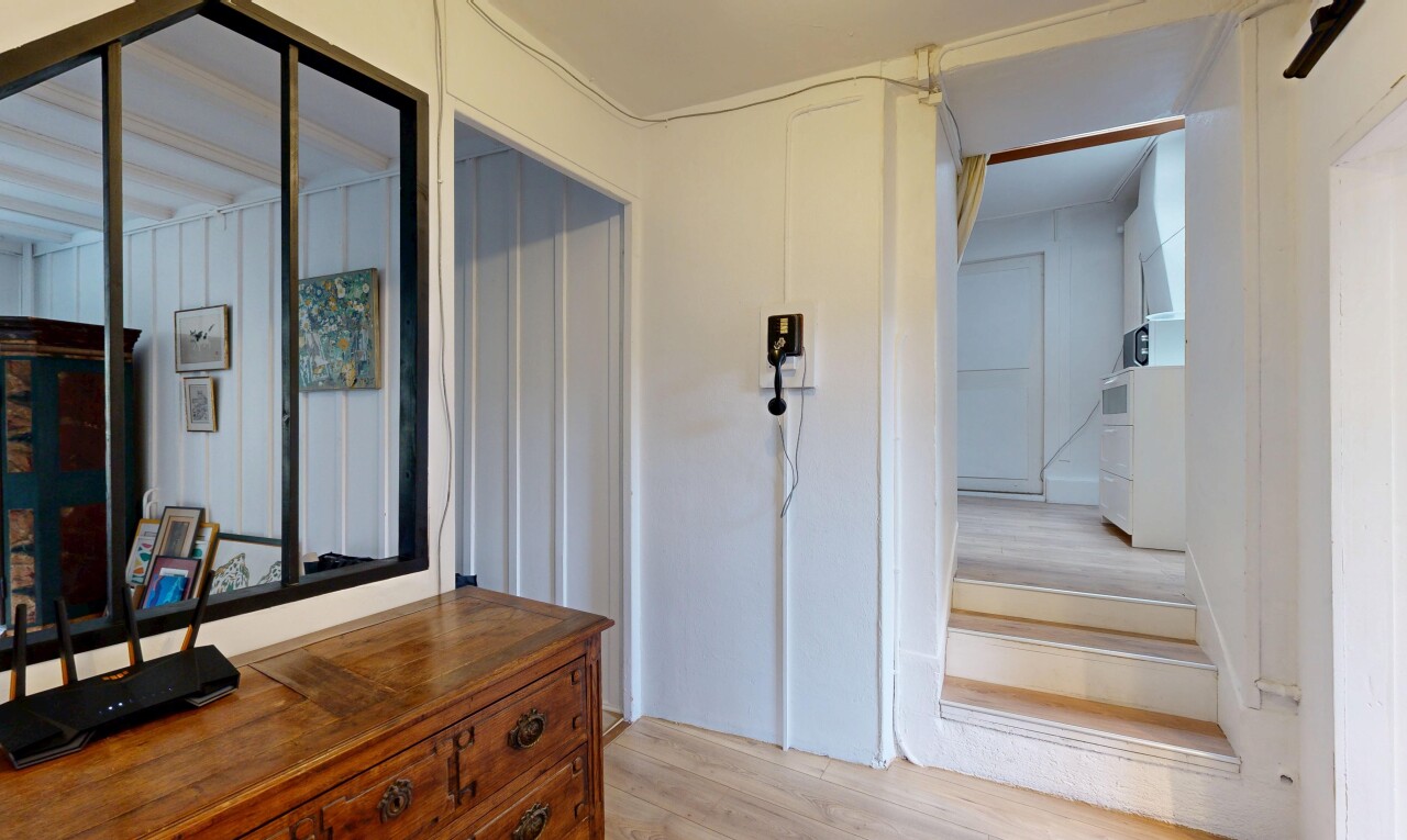 zimmer / schlafzimmer mit inside property, holzfußboden, wood finish floor, gipskartonwand, und drywall