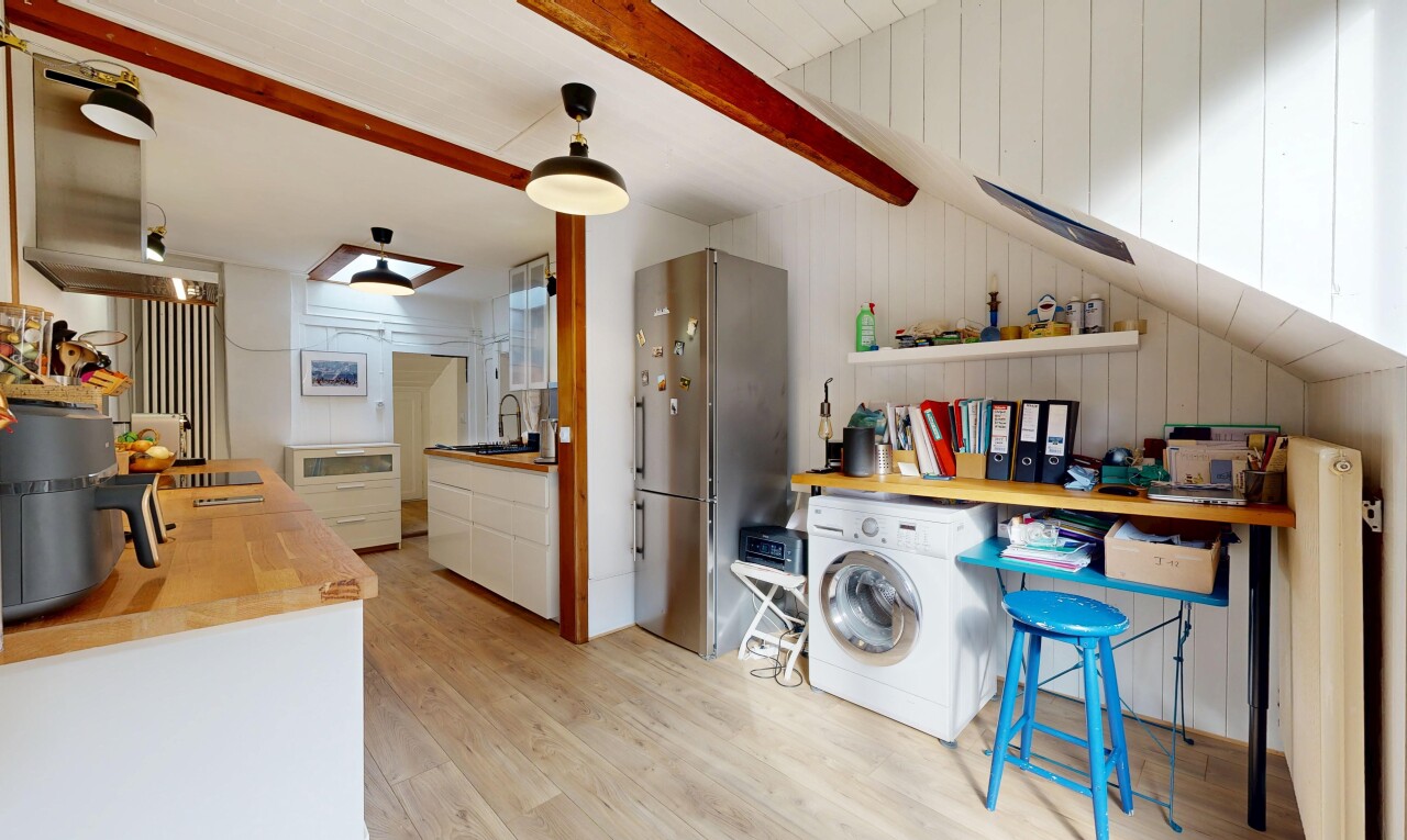 küche mit arbeitsfläche, tumbler, kühlschrank, holzfußboden, und wood finish floor