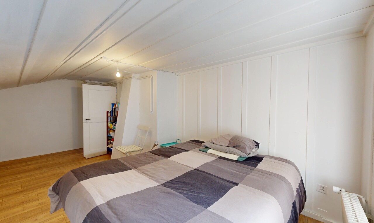 zimmer / schlafzimmer mit wood finish floor, holzfußboden, inside property, paneling wall, und wandvertäfelung