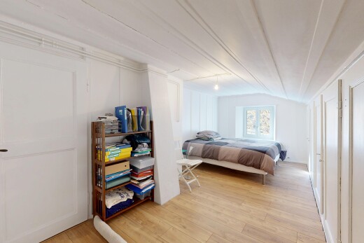 chambre avec wood finish floor, sol en finition bois, natural light, lumière naturelle, et inside property